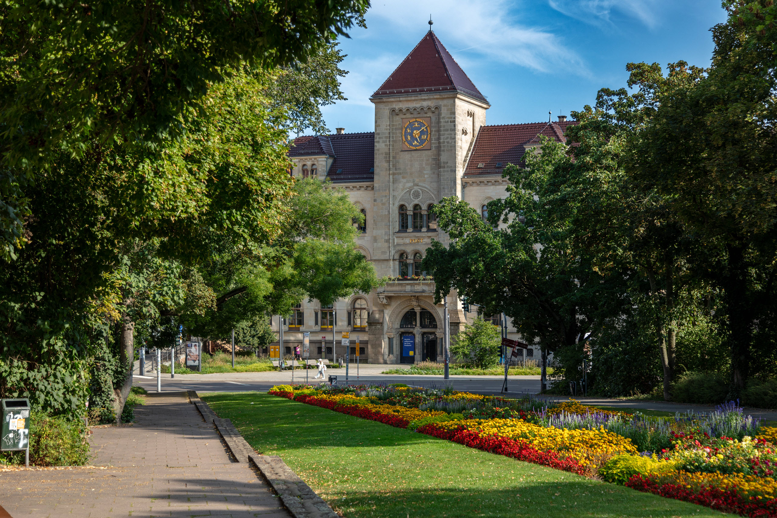 Historisches Gebäude in Halle mit Blumengarten