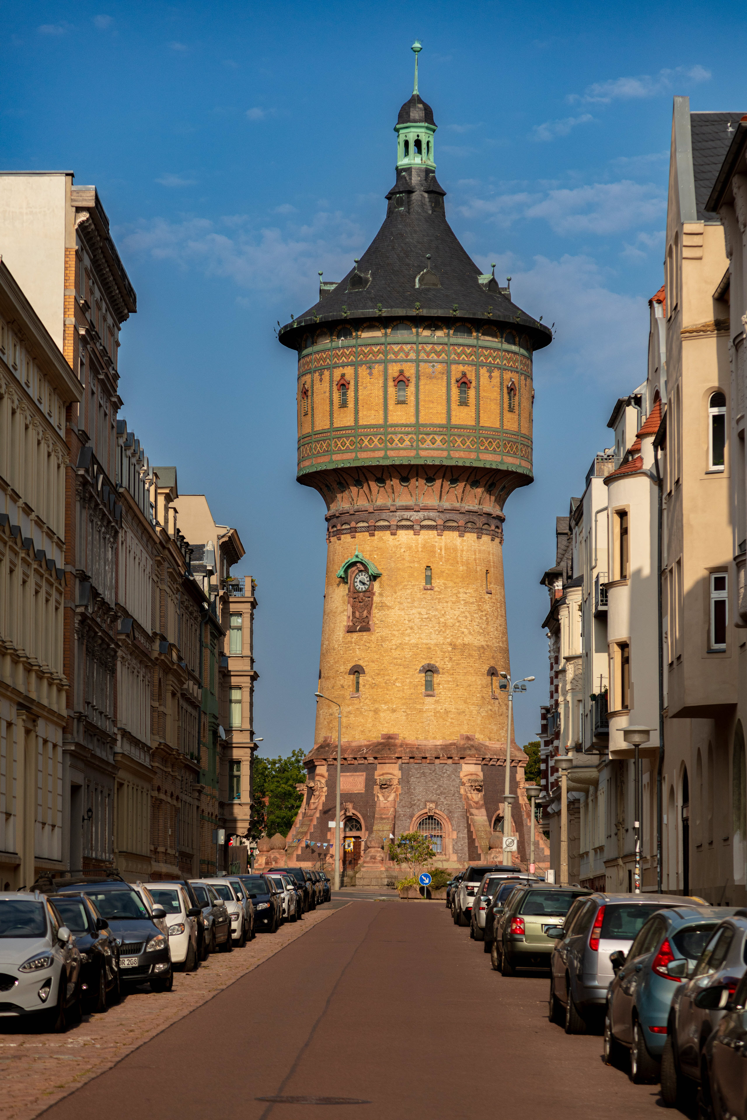 Historischer Wasserturm in Halle - Wahrzeichen der Stadt